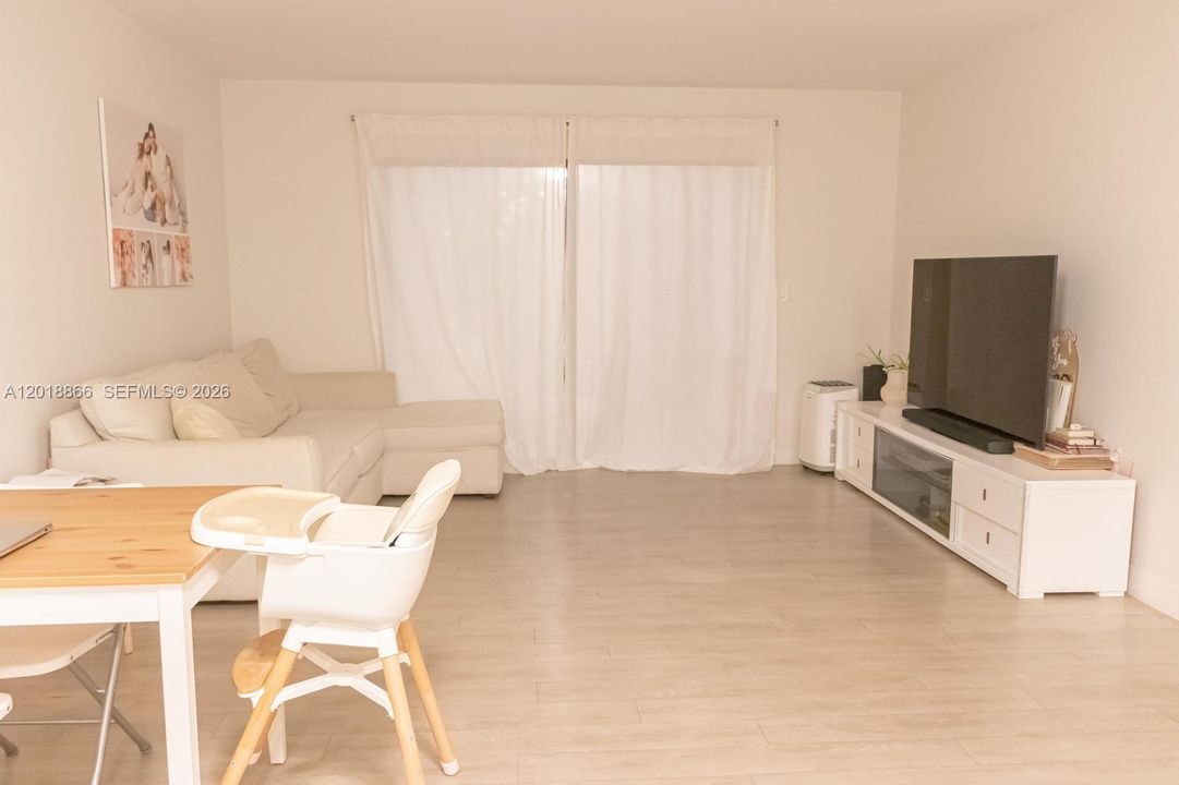 For Sale: $138,000 (1 beds, 2 baths, 1140 Square Feet)