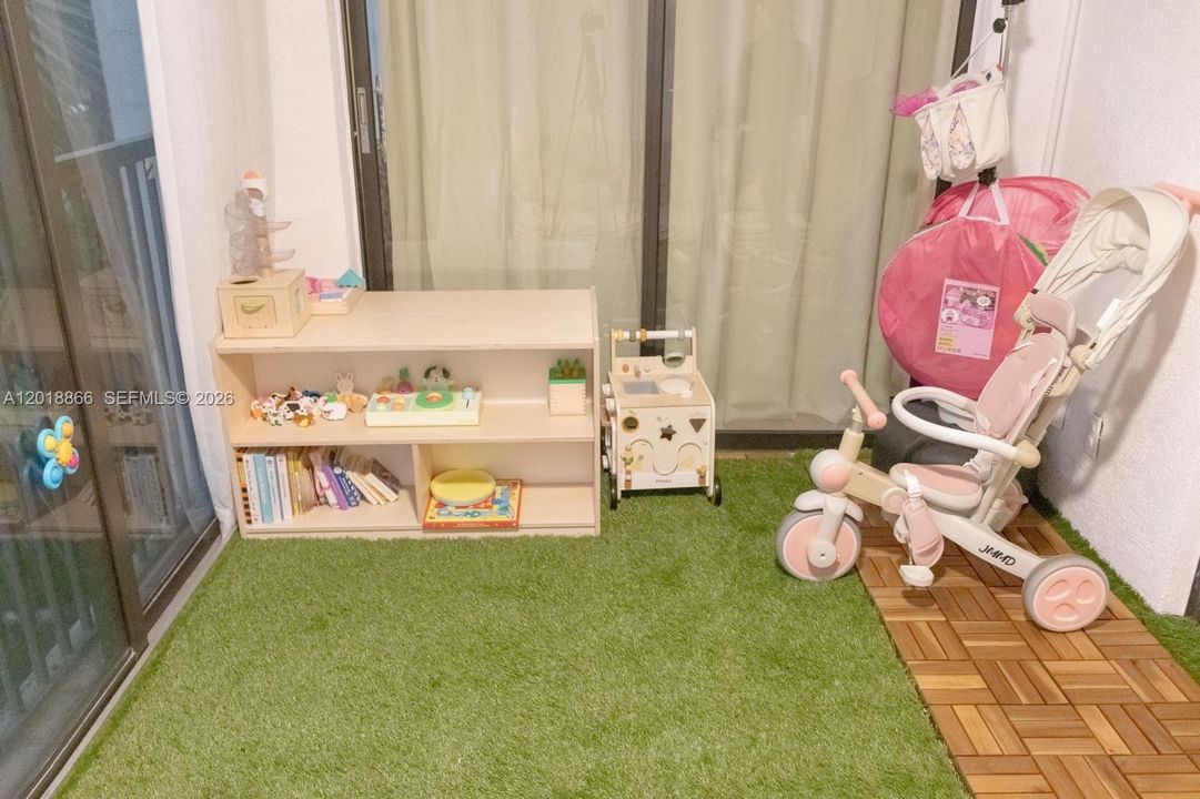 For Sale: $138,000 (1 beds, 2 baths, 1140 Square Feet)