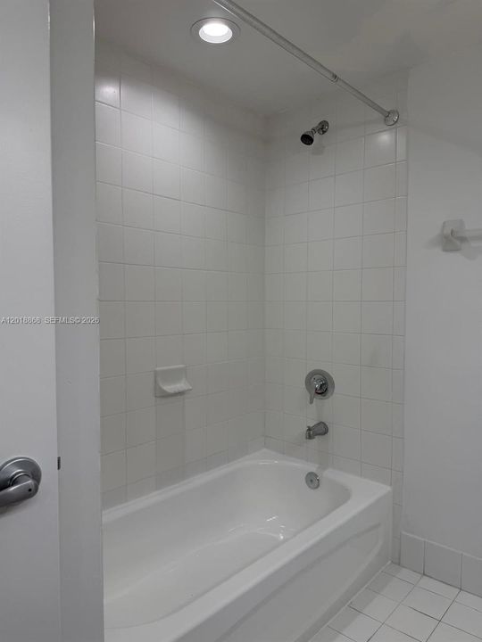 For Sale: $350,000 (2 beds, 2 baths, 982 Square Feet)