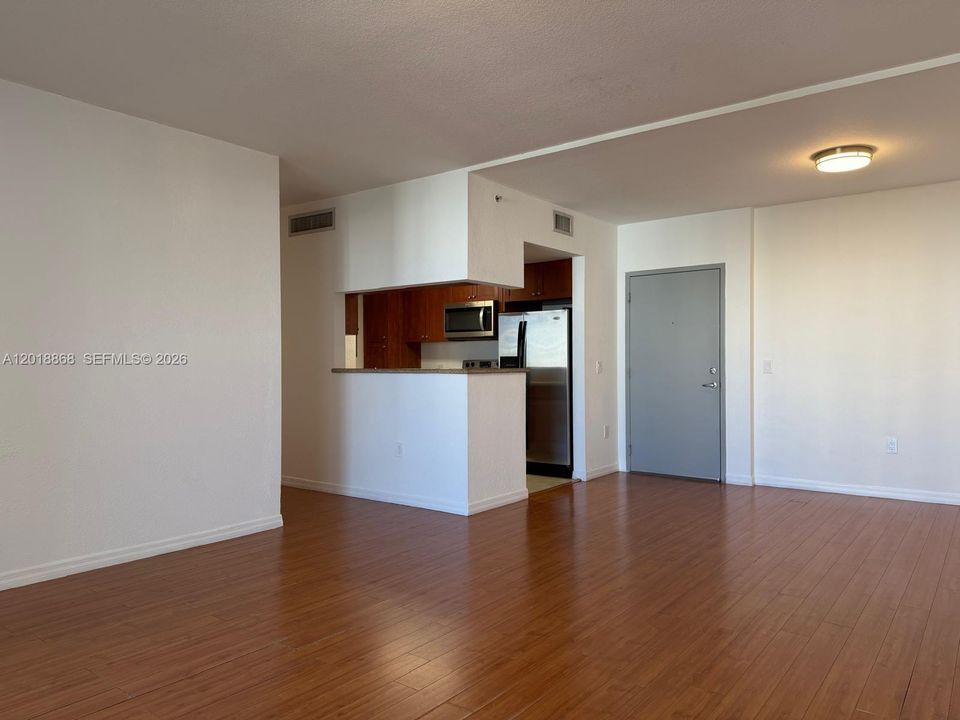 For Sale: $350,000 (2 beds, 2 baths, 982 Square Feet)