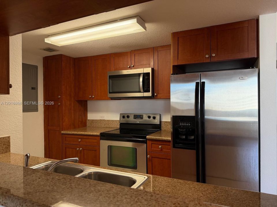 For Sale: $350,000 (2 beds, 2 baths, 982 Square Feet)