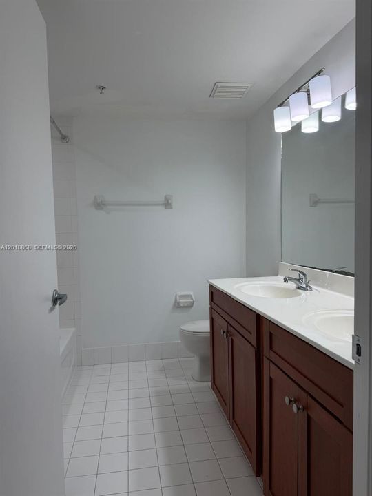 For Sale: $350,000 (2 beds, 2 baths, 982 Square Feet)