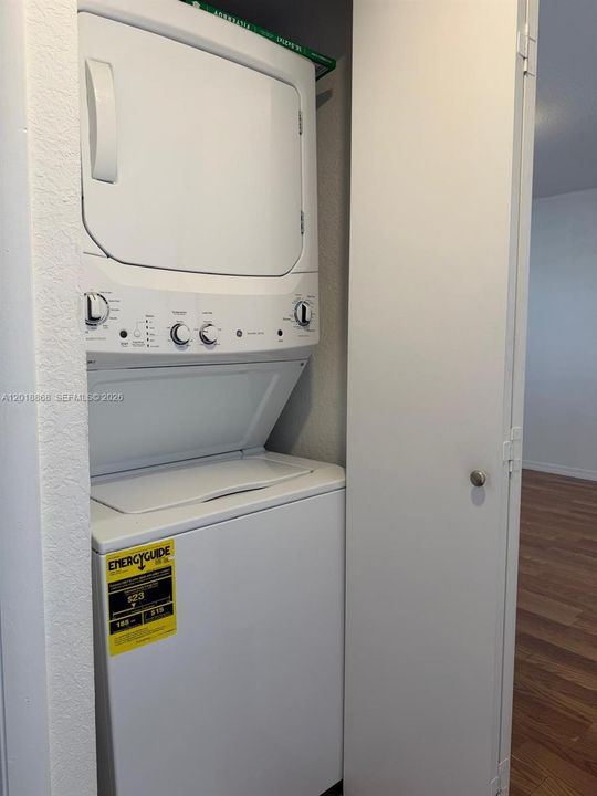 For Sale: $350,000 (2 beds, 2 baths, 982 Square Feet)
