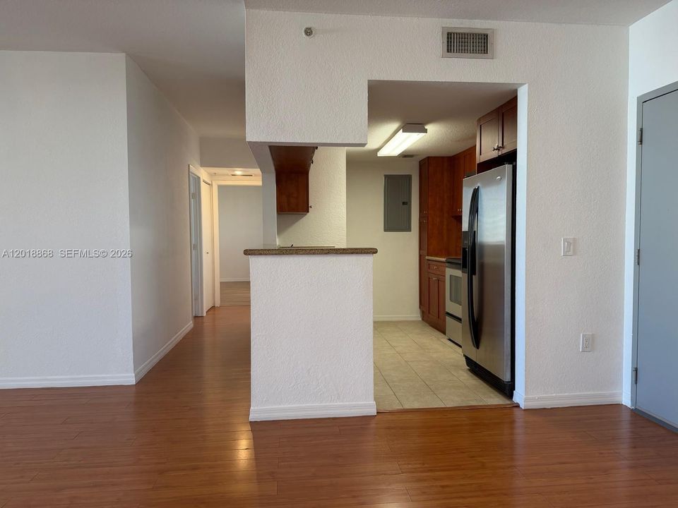 For Sale: $350,000 (2 beds, 2 baths, 982 Square Feet)