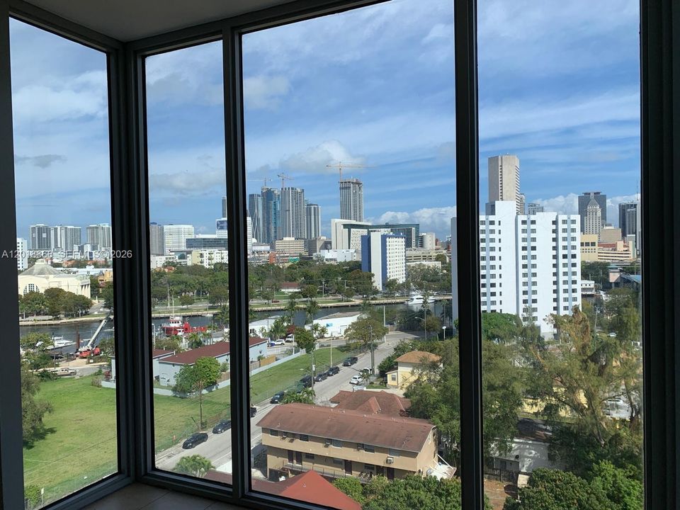 For Sale: $350,000 (2 beds, 2 baths, 982 Square Feet)