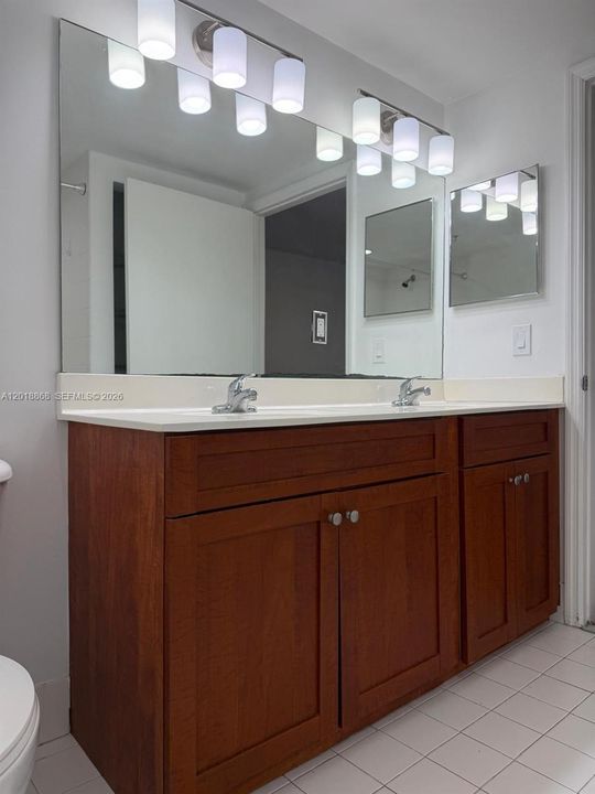 For Sale: $350,000 (2 beds, 2 baths, 982 Square Feet)