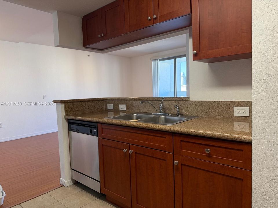 For Sale: $350,000 (2 beds, 2 baths, 982 Square Feet)