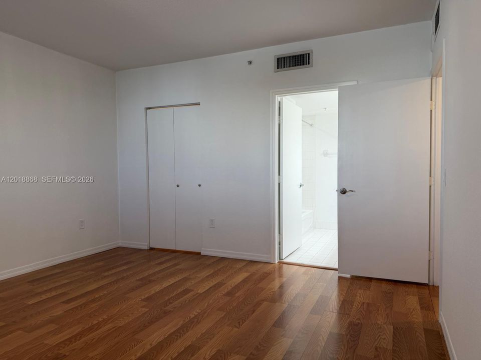 For Sale: $350,000 (2 beds, 2 baths, 982 Square Feet)