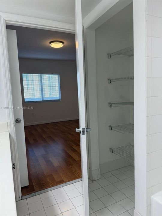 For Sale: $350,000 (2 beds, 2 baths, 982 Square Feet)