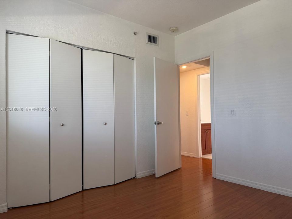 For Sale: $350,000 (2 beds, 2 baths, 982 Square Feet)