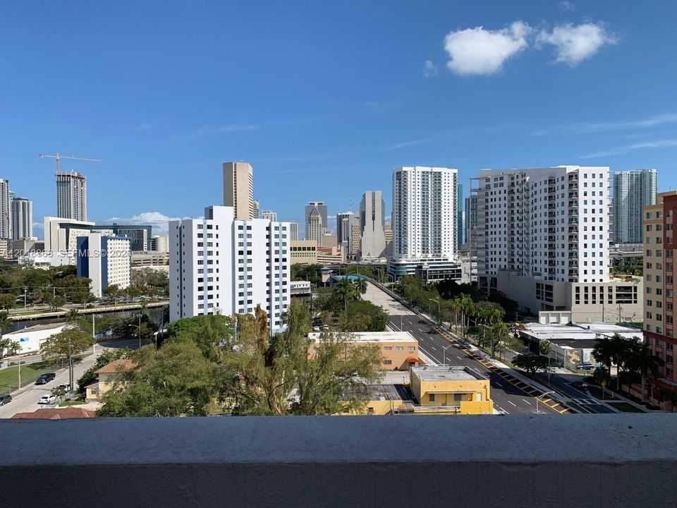 For Sale: $350,000 (2 beds, 2 baths, 982 Square Feet)