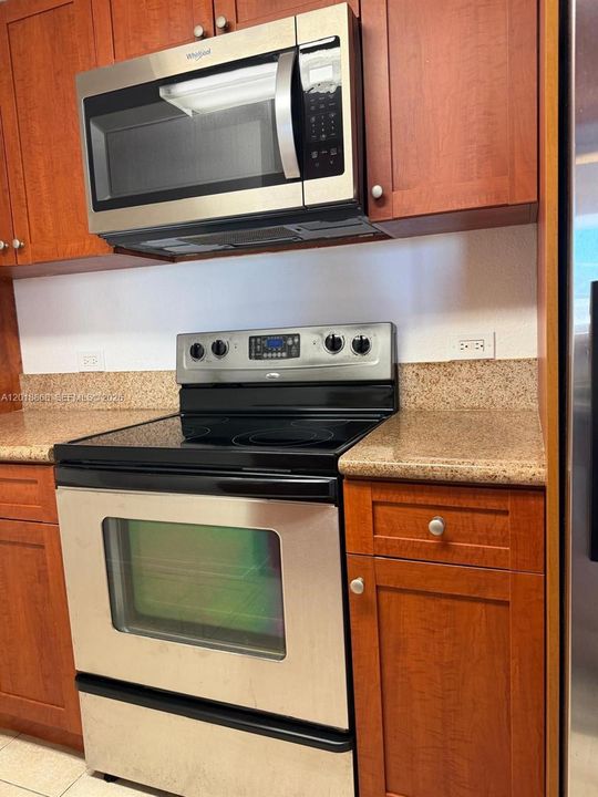 For Sale: $350,000 (2 beds, 2 baths, 982 Square Feet)