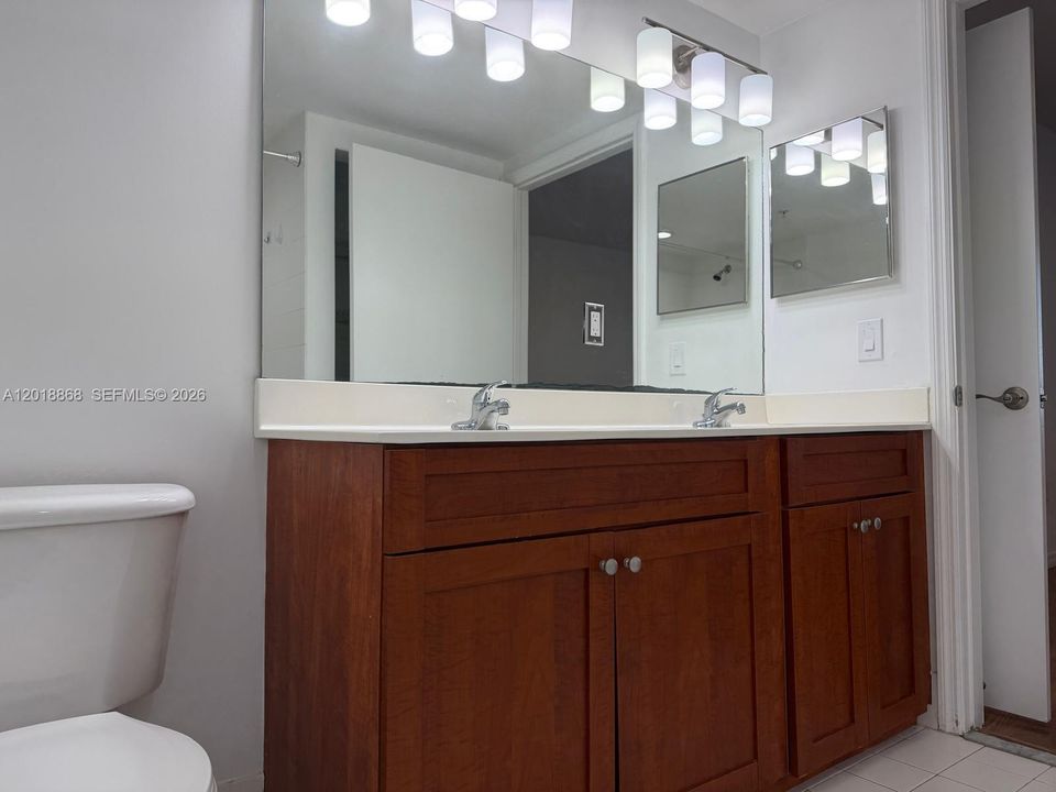For Sale: $350,000 (2 beds, 2 baths, 982 Square Feet)