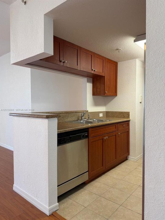 For Sale: $350,000 (2 beds, 2 baths, 982 Square Feet)