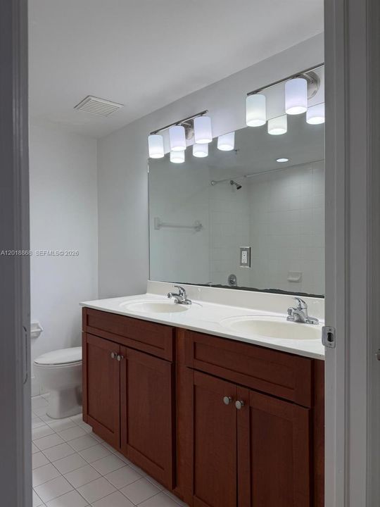 For Sale: $350,000 (2 beds, 2 baths, 982 Square Feet)