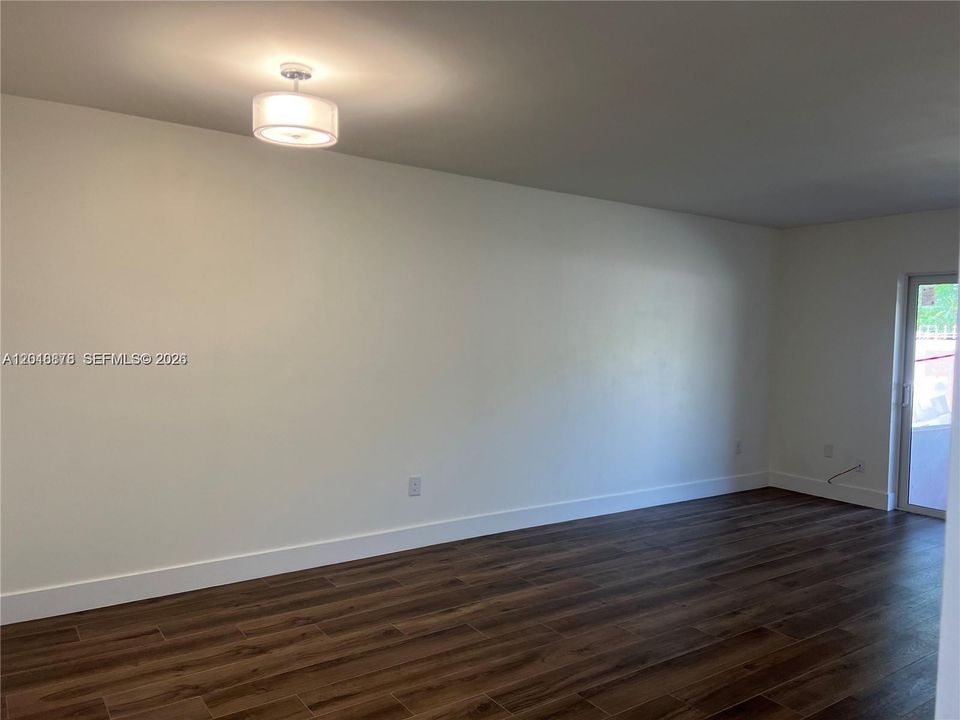 For Rent: $1,850 (1 beds, 1 baths, 715 Square Feet)