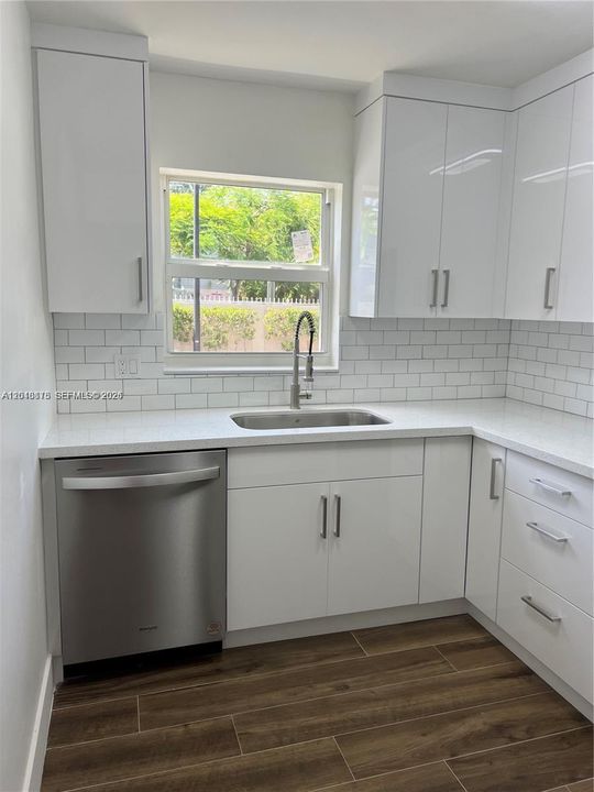 For Rent: $1,850 (1 beds, 1 baths, 715 Square Feet)