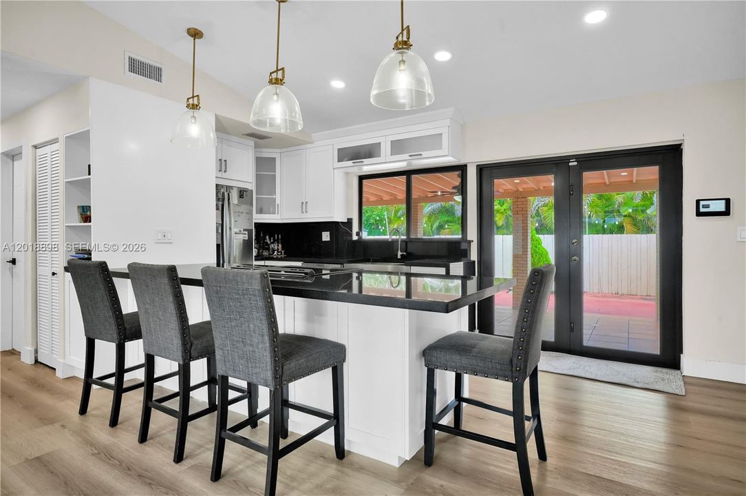 Recently Sold: $465,000 (2 beds, 1 baths, 864 Square Feet)