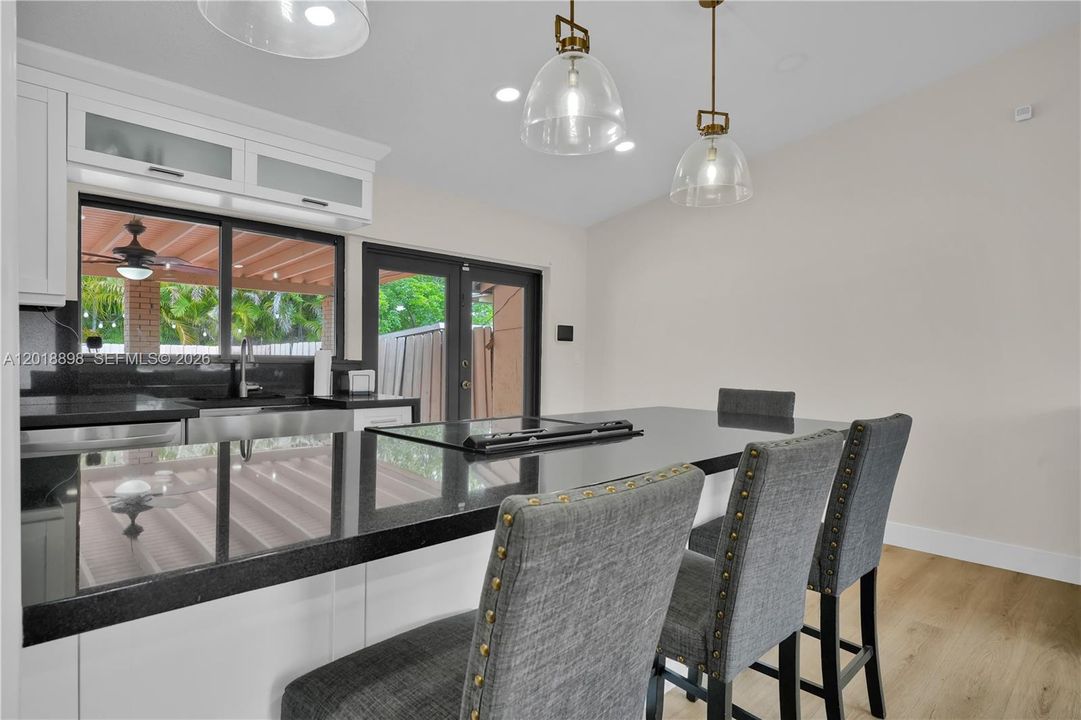 Recently Sold: $465,000 (2 beds, 1 baths, 864 Square Feet)