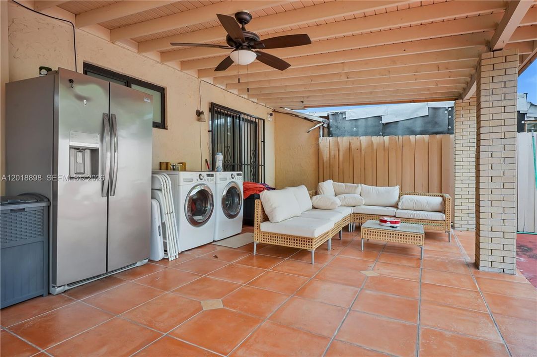 Recently Sold: $465,000 (2 beds, 1 baths, 864 Square Feet)
