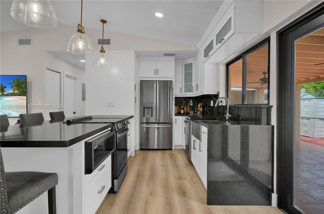 Recently Sold: $465,000 (2 beds, 1 baths, 864 Square Feet)