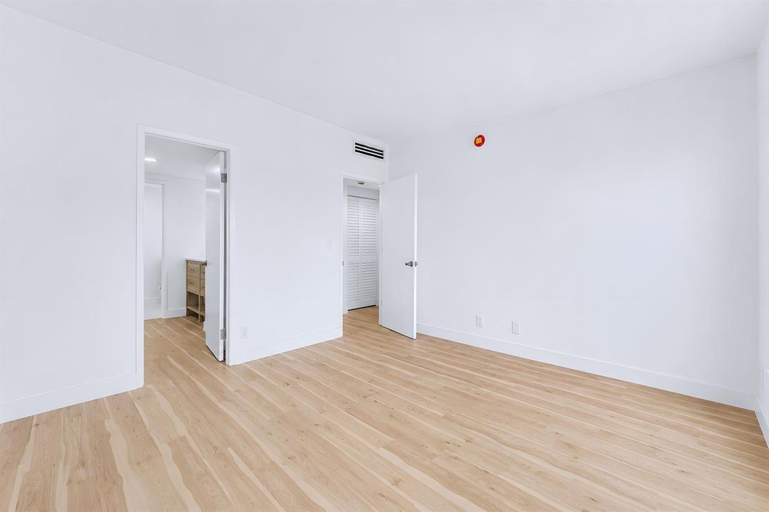 Master Bedroom w/ En-Suite Bathroom