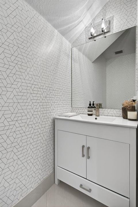 Half bathroom - 1st floor