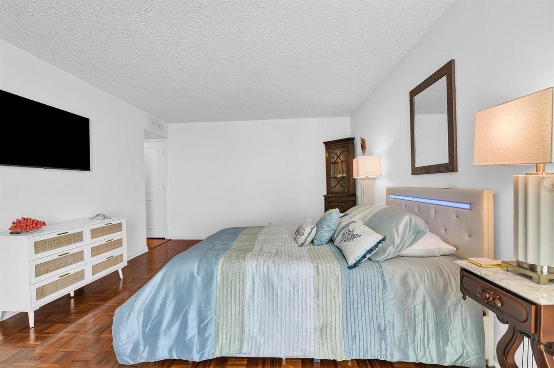 Guest bedroom