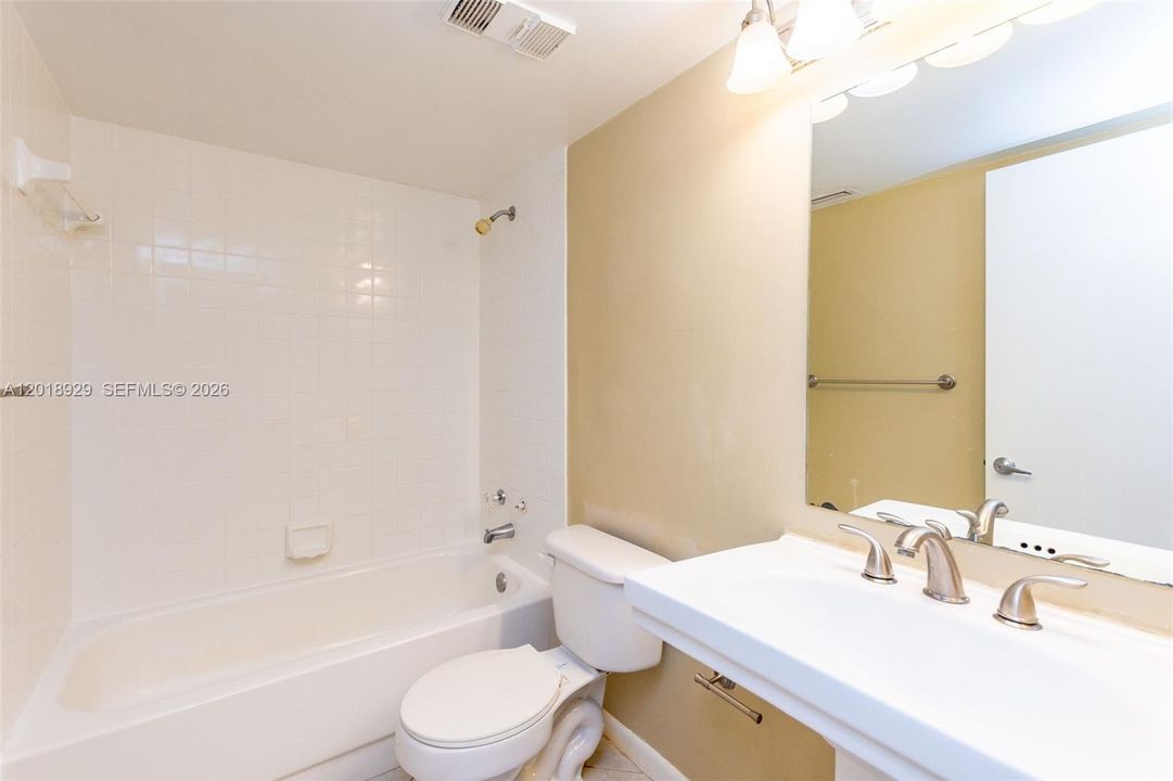 For Sale: $220,000 (2 beds, 2 baths, 1106 Square Feet)