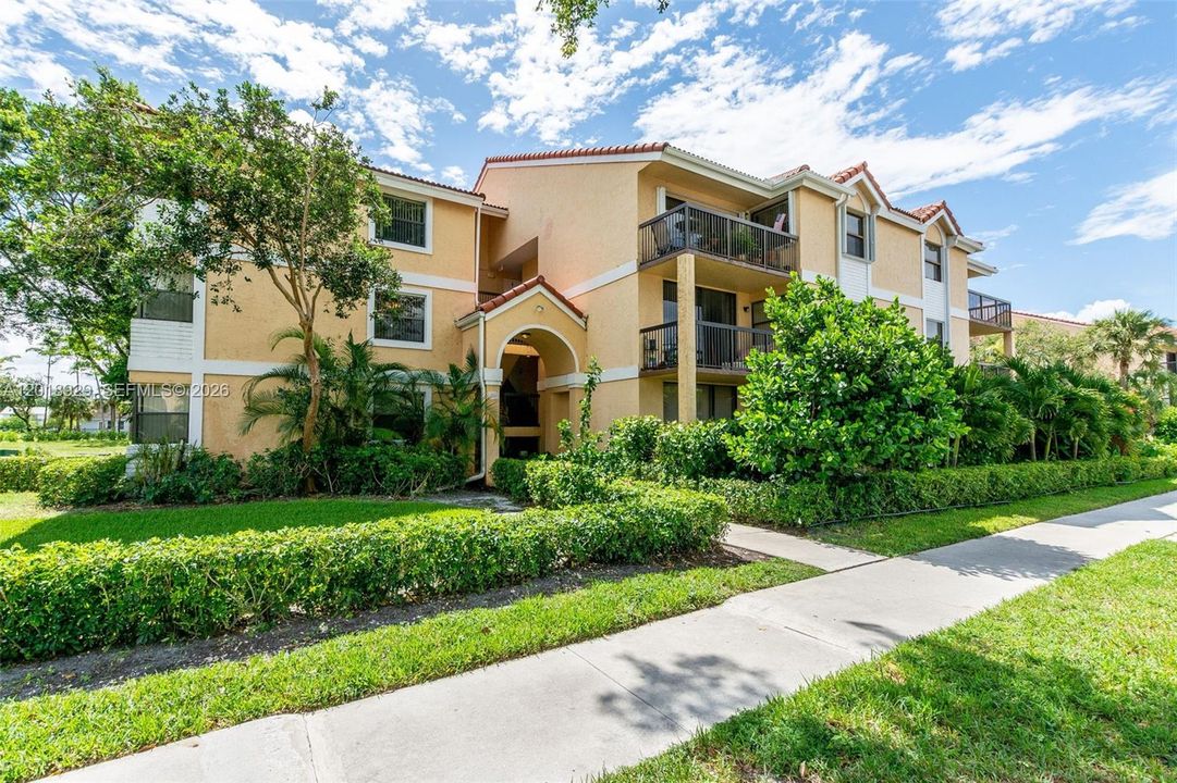 For Sale: $220,000 (2 beds, 2 baths, 1106 Square Feet)