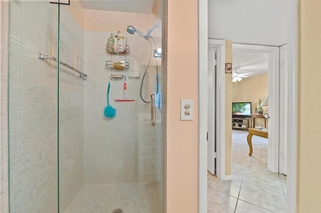 15 Bathroom 02
