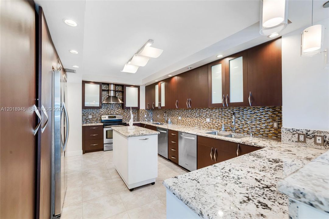 For Rent: $6,850 (2 beds, 3 baths, 1942 Square Feet)