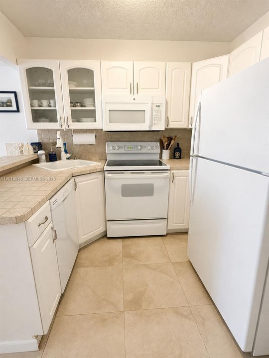 For Rent: $2,100 (1 beds, 1 baths, 610 Square Feet)