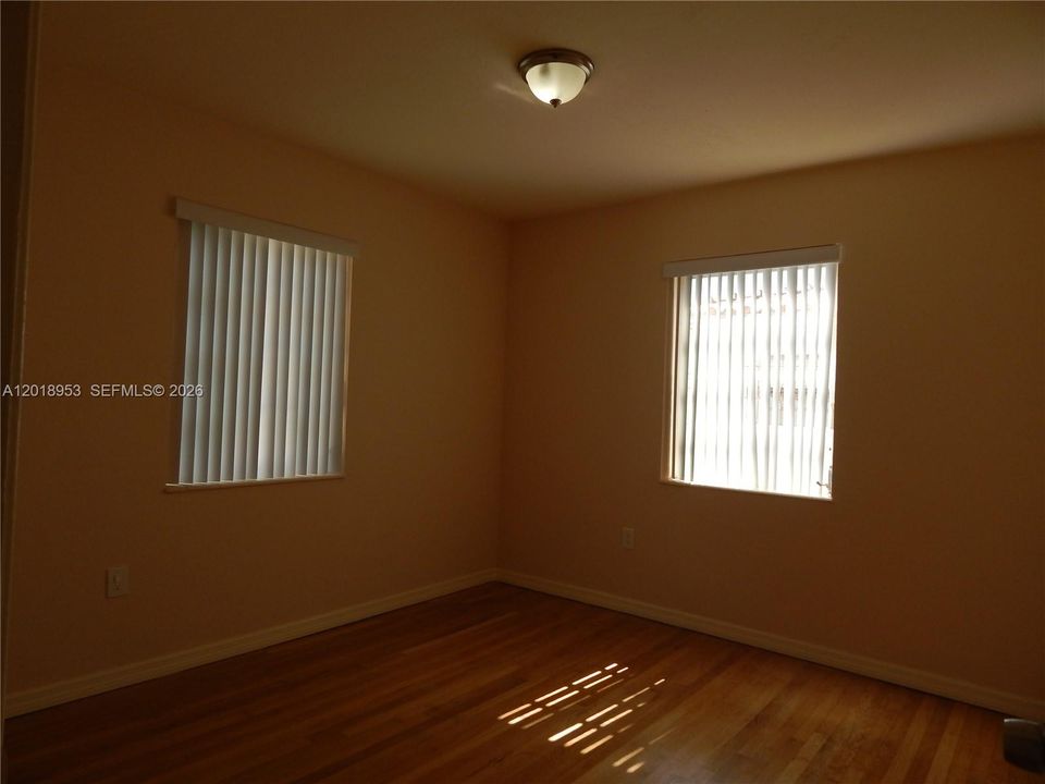 Activo con contrato: $2,650 (2 camas, 1 baños, 913 Pies cuadrados)