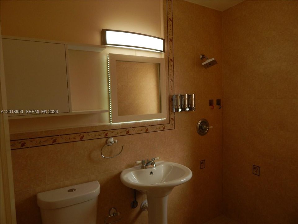 Activo con contrato: $2,650 (2 camas, 1 baños, 913 Pies cuadrados)
