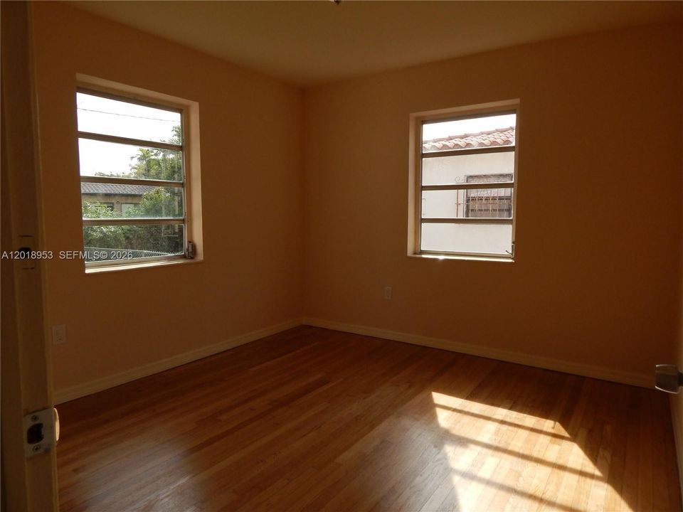 Activo con contrato: $2,650 (2 camas, 1 baños, 913 Pies cuadrados)