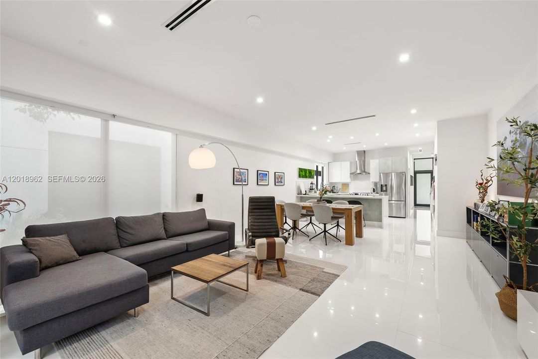 For Rent: $11,000 (3 beds, 2 baths, 1704 Square Feet)