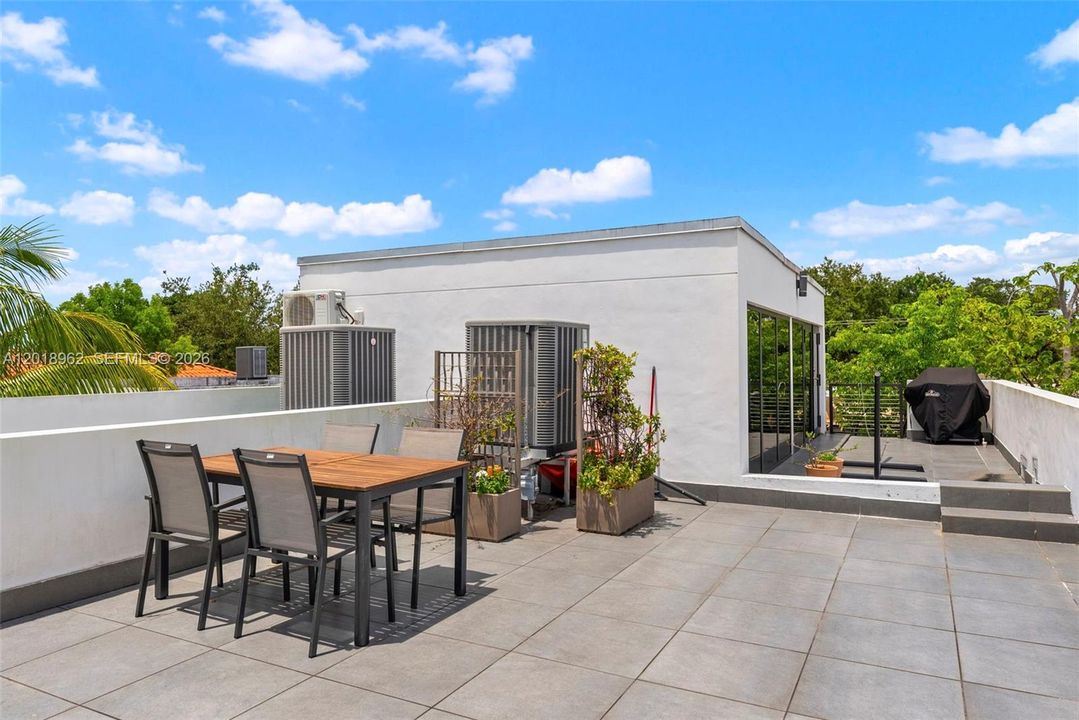 For Rent: $11,000 (3 beds, 2 baths, 1704 Square Feet)