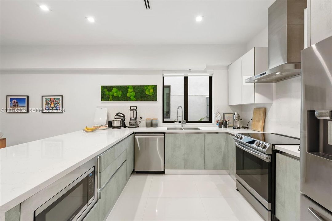 For Rent: $11,000 (3 beds, 2 baths, 1704 Square Feet)