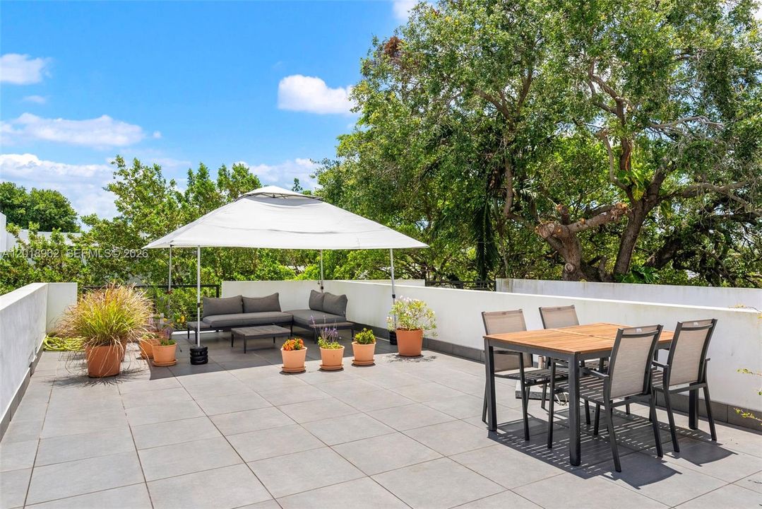 For Rent: $11,000 (3 beds, 2 baths, 1704 Square Feet)