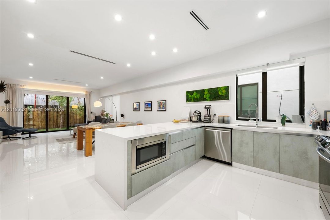 For Rent: $11,000 (3 beds, 2 baths, 1704 Square Feet)
