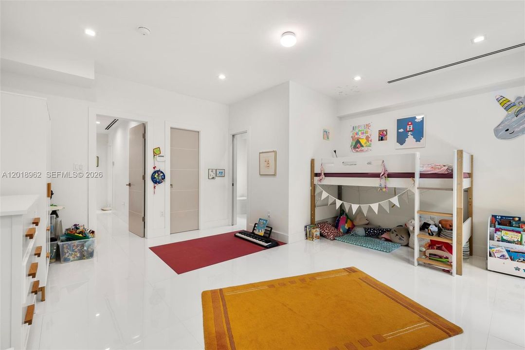 For Rent: $11,000 (3 beds, 2 baths, 1704 Square Feet)