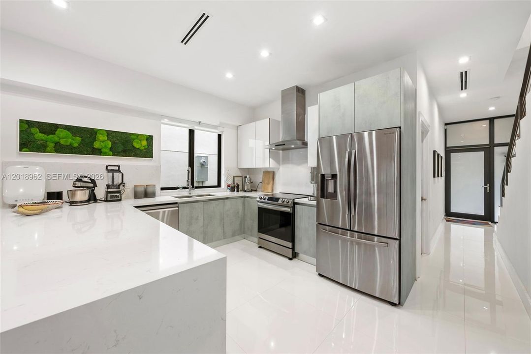 For Rent: $11,000 (3 beds, 2 baths, 1704 Square Feet)