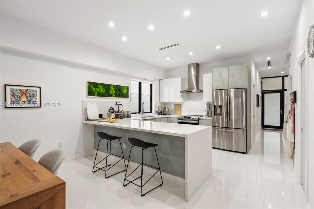 For Rent: $11,000 (3 beds, 2 baths, 1704 Square Feet)