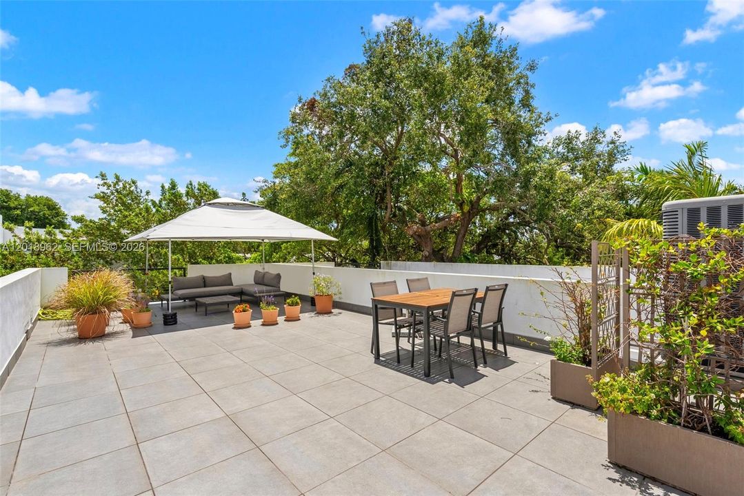 For Rent: $11,000 (3 beds, 2 baths, 1704 Square Feet)