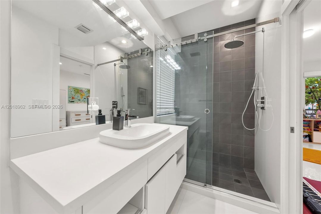 For Rent: $11,000 (3 beds, 2 baths, 1704 Square Feet)