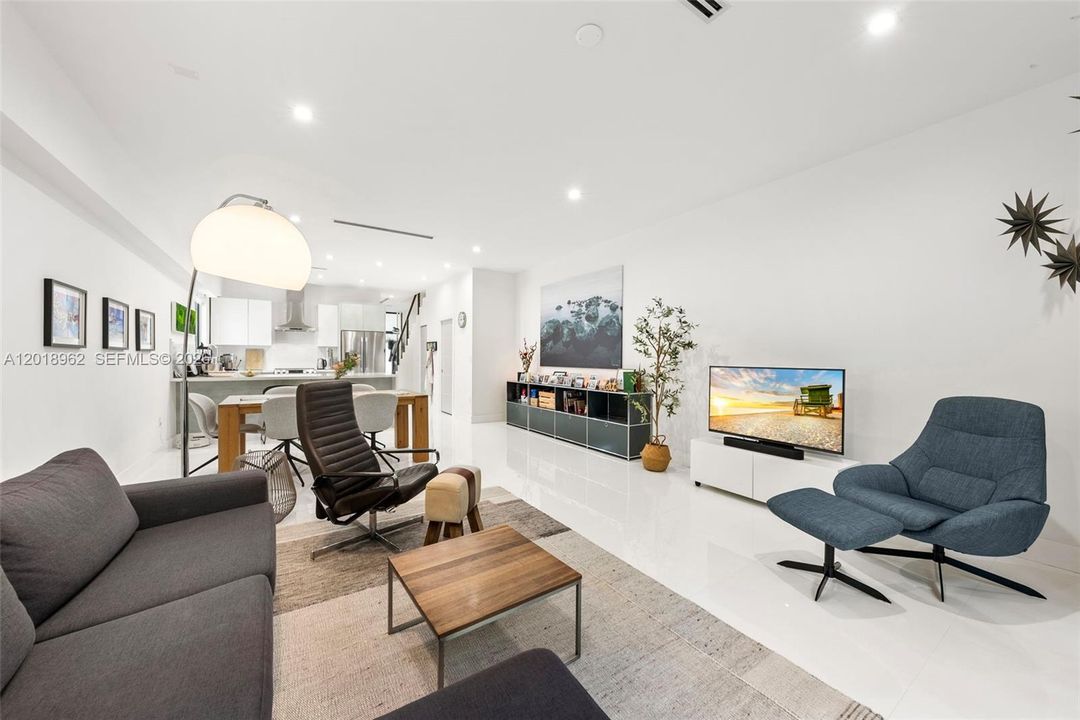 For Rent: $11,000 (3 beds, 2 baths, 1704 Square Feet)