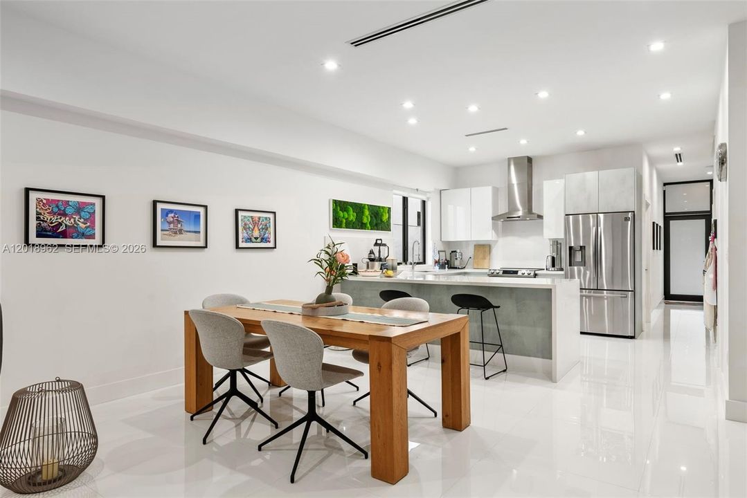 For Rent: $11,000 (3 beds, 2 baths, 1704 Square Feet)