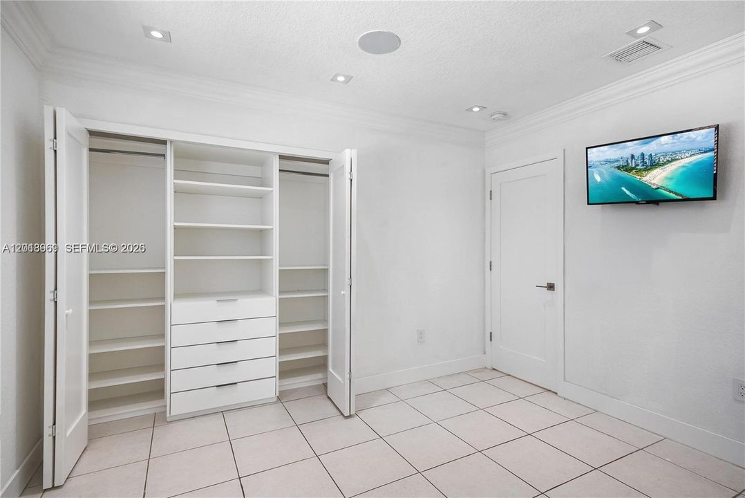 Recently Rented: $6,000 (5 beds, 4 baths, 3028 Square Feet)