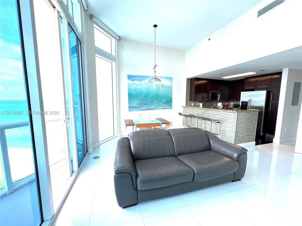 For Sale: $800,000 (1 beds, 1 baths, 819 Square Feet)